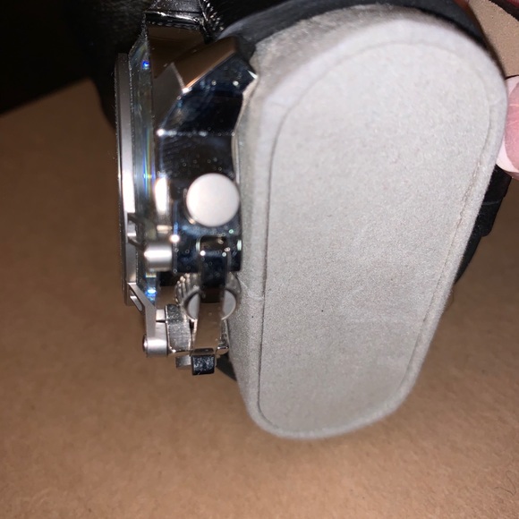 Men’s Watch - Picture 2 of 3